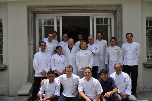 Aluna contemplada com bolsa participa de curso na escola do Chef Laurent Suaudeau