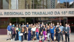 Estudantes de Direito da USF recebem mensagens de incentivo em visitação ao TRT-15